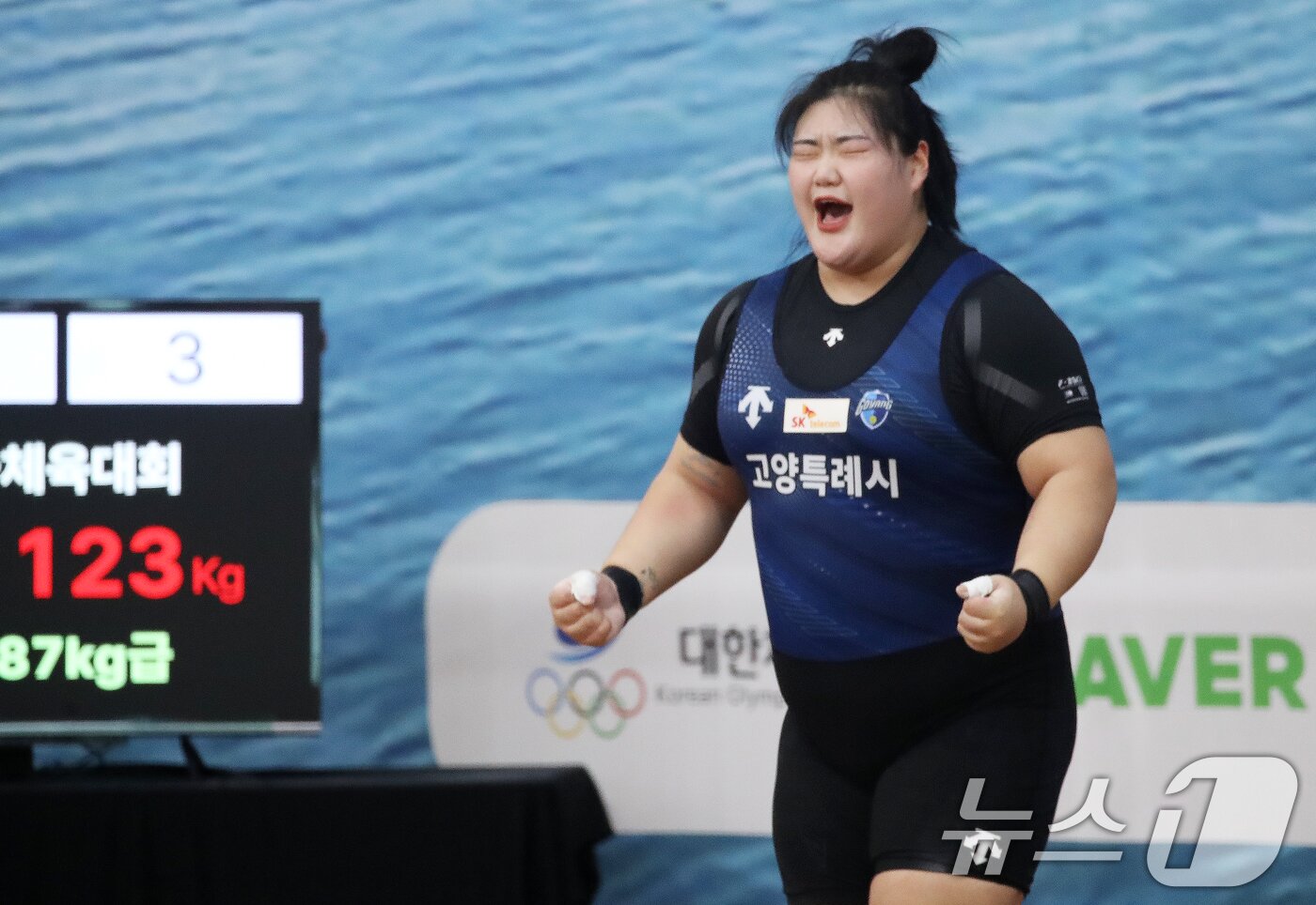 본문 이미지 - 박혜정&#40;고양시청&#41;이 21일 부산 남구국민체육센터2관에서 열린 제106회 전국체육대회 역도 여자 일반부 87㎏ 이상급 경기에서 인상 123㎏ 3차시기를 성공한 후 포효하고 있다. 2025.10.21/뉴스1 ⓒ News1 윤일지 기자