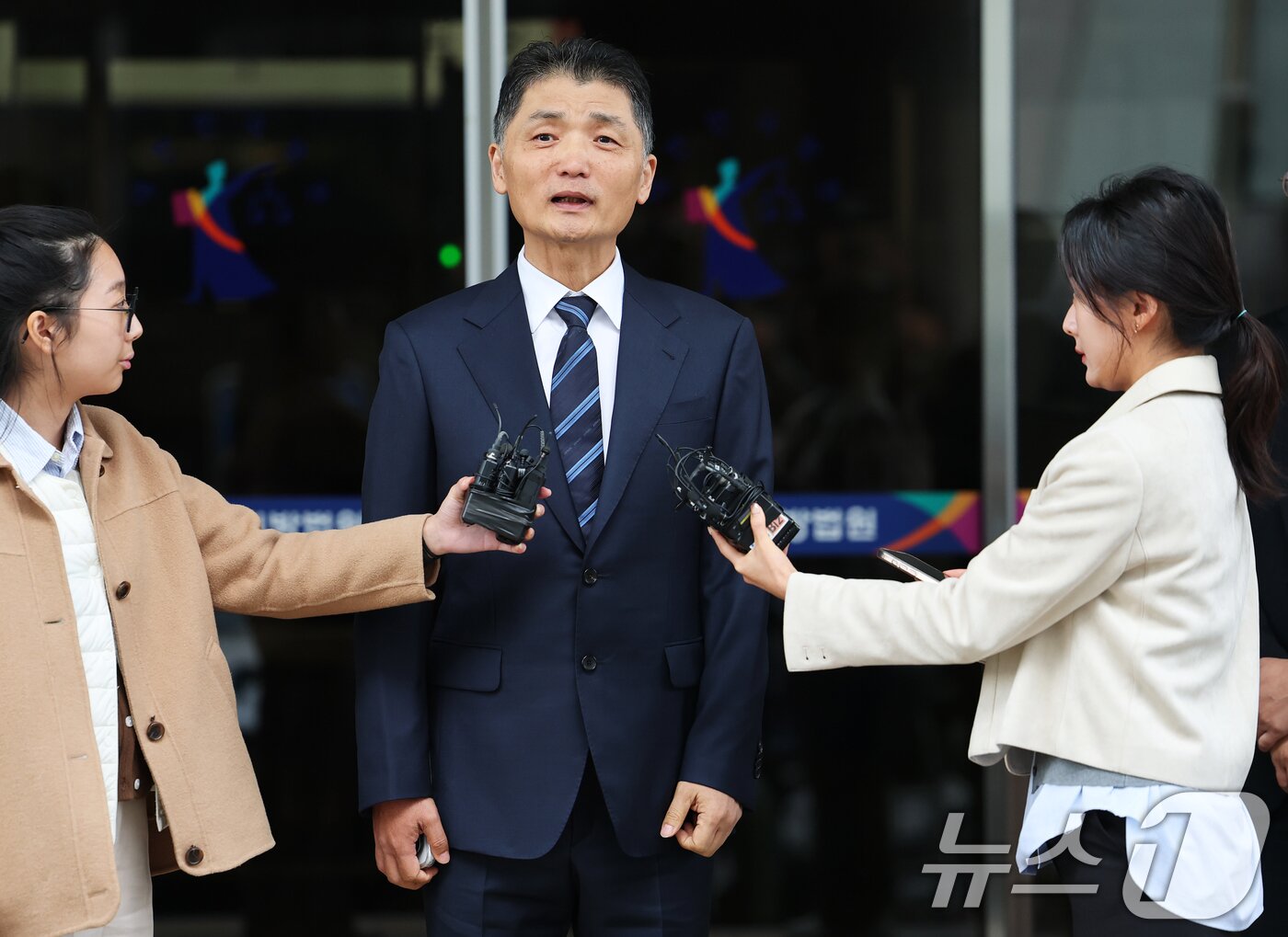 본문 이미지 - 카카오 창업자 김범수 경영쇄신위원장이 21일 서울 양천구 서울남부지방법원에서 열린 자본시장법 위반 1심 선고 공판에서 무죄를 선고받은 후 심경을 밝히고 있다.  2025.10.21/뉴스1 ⓒ News1 오대일 기자