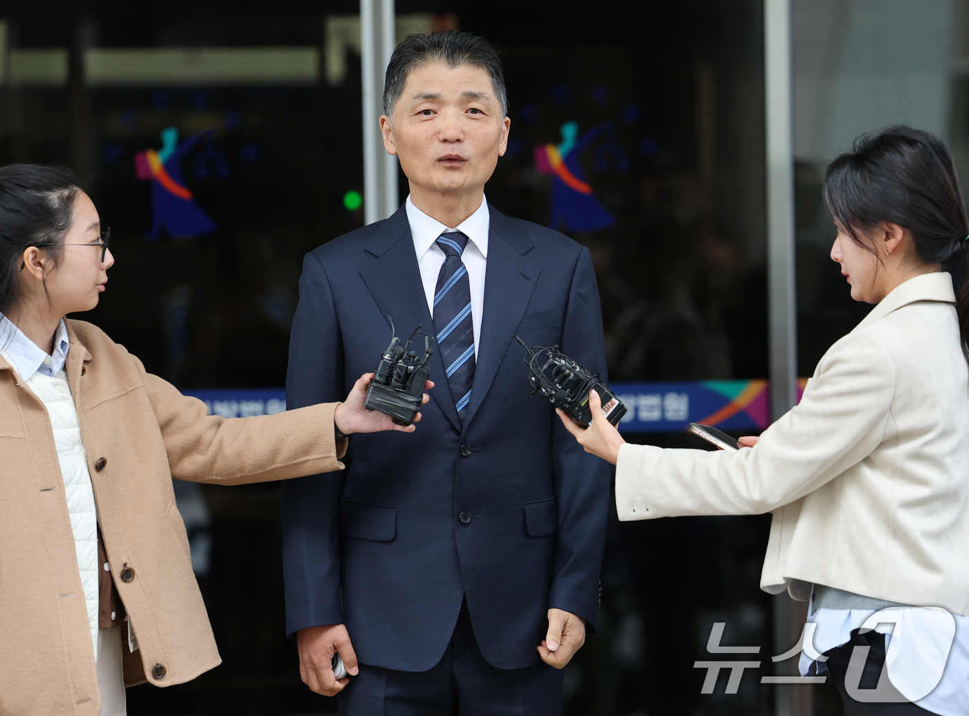 (서울=뉴스1) 오대일 기자 = 카카오 창업자 김범수 경영쇄신위원장이 21일 서울 양천구 서울남부지방법원에서 열린 자본시장법 위반 1심 선고 공판에서 무죄를 선고받은 후 심경을 밝 …