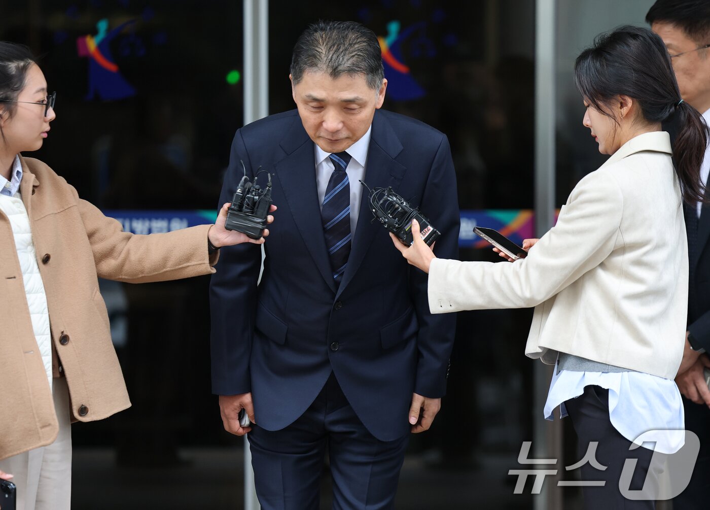 본문 이미지 - 카카오 창업자 김범수 경영쇄신위원장이 21일 서울 양천구 서울남부지방법원에서 열린 자본시장법 위반 1심 선고 공판에서 무죄를 선고받은 후 고개 숙여 인사하고 있다.  2025.10.21/뉴스1 ⓒ News1 오대일 기자
