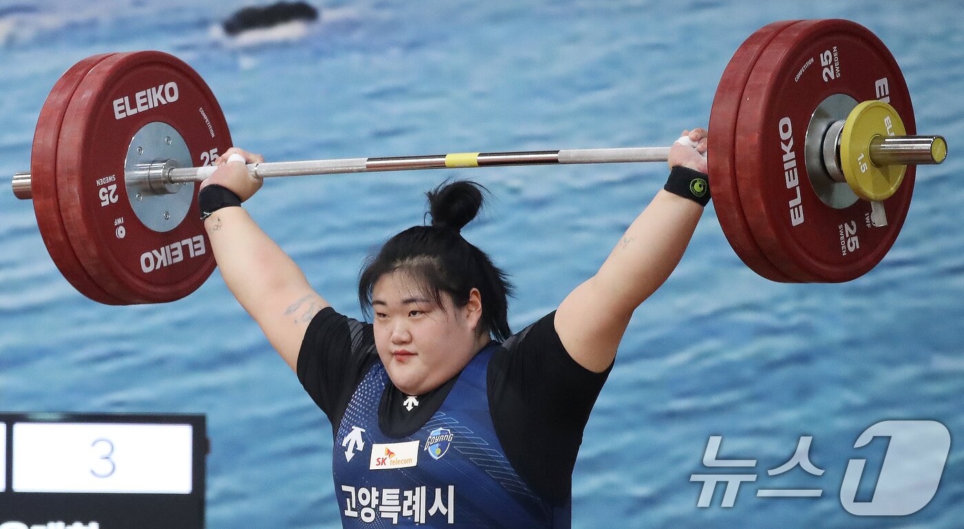 본문 이미지 - 박혜정&#40;고양시청&#41;이 21일 부산 남구국민체육센터2관에서 열린 제106회 전국체육대회 역도 여자 일반부 87㎏ 이상급 경기에서 인상 123㎏ 3차시기에 도전하고 있다. 2025.10.21/뉴스1 ⓒ News1 윤일지 기자