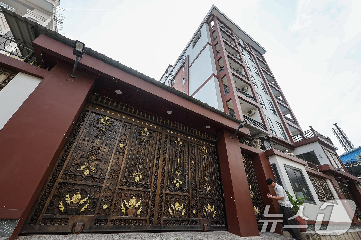 본문 이미지 - 21일&#40;현지시간&#41; 캄보디아 프놈펜 외곽 온라인스캠범죄가 이뤄졌던 건물의 모습. 현지 언론에 따르면 이곳에서 지난달 15일 캄보디아 당국의 단속으로 온라인스캠범죄에 가담한 한국인 33명을 포함해 48명을 체포했다. 2025.10.21/뉴스1 ⓒ News1 김도우 기자