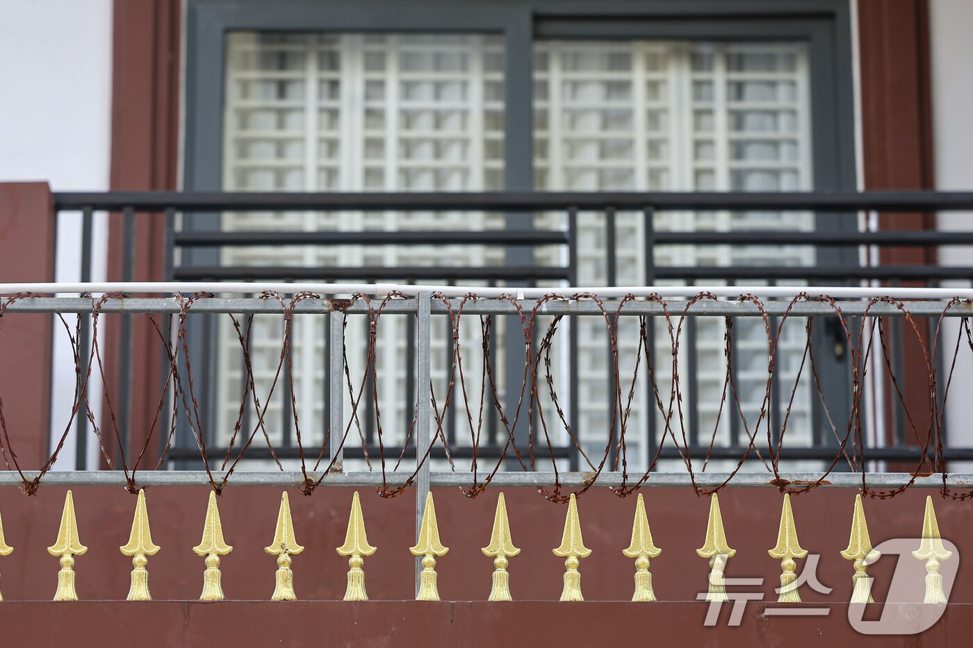 본문 이미지 - 21일&#40;현지시간&#41; 캄보디아 프놈펜 외곽 온라인스캠범죄가 이뤄졌던 건물의 모습. 현지 언론에 따르면 이곳에서 지난달 15일 캄보디아 당국의 단속으로 온라인스캠범죄에 가담한 한국인 33명을 포함해 48명을 체포했다. 2025.10.21/뉴스1 ⓒ News1 김도우 기자