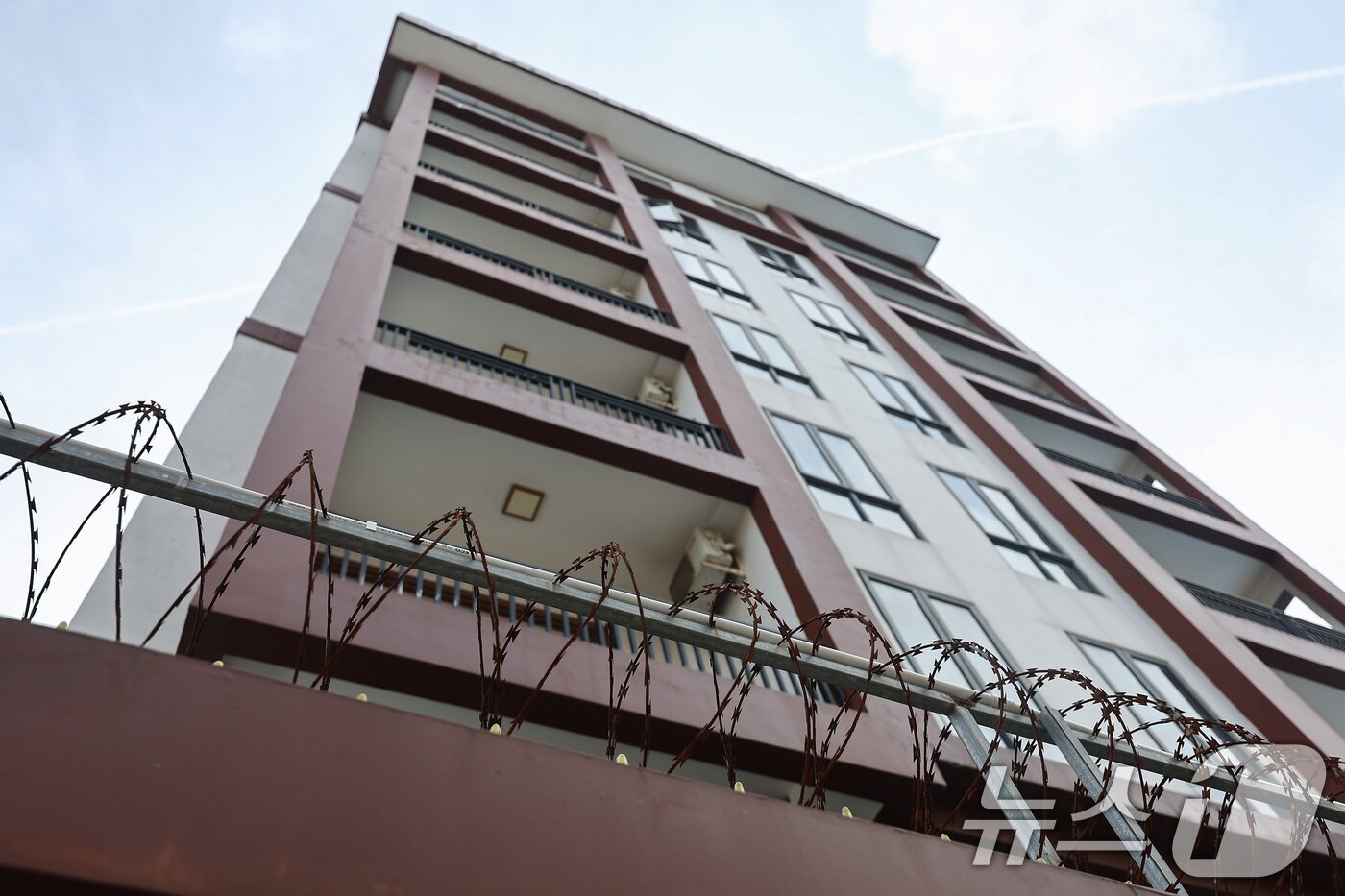 본문 이미지 - 21일(현지시간) 캄보디아 프놈펜 외곽 온라인스캠범죄가 이뤄졌던 건물의 모습. 현지 언론에 따르면 이곳에서 지난달 15일 캄보디아 당국의 단속으로 온라인스캠범죄에 가담한 한국인 33명을 포함해 48명을 체포했다. 2025.10.21/뉴스1 ⓒ News1 김도우 기자