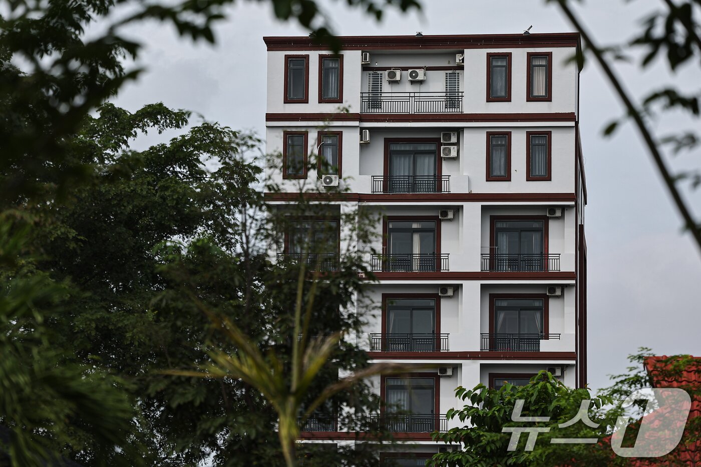 본문 이미지 - 21일&#40;현지시간&#41; 캄보디아 프놈펜 외곽 온라인스캠범죄가 이뤄졌던 건물의 모습. 현지 언론에 따르면 이곳에서 지난달 15일 캄보디아 당국의 단속으로 온라인스캠범죄에 가담한 한국인 33명을 포함해 48명을 체포했다. 2025.10.21/뉴스1 ⓒ News1 김도우 기자