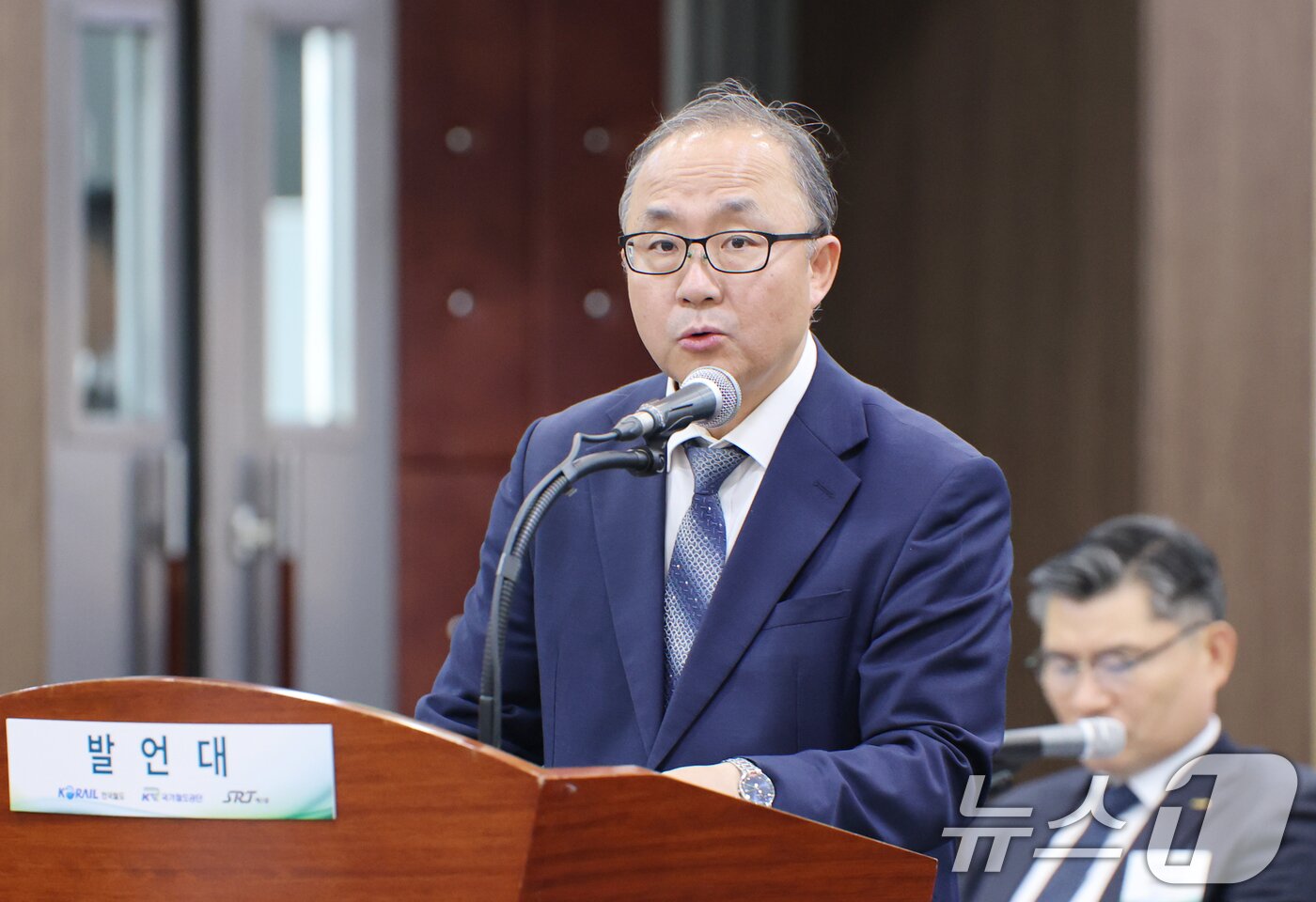 본문 이미지 - 윤진환 국토교통부 철도국장이 21일 한국철도공사&#40;코레일&#41; 대전본사에서 열린 국회 국토교통위원회의 한국철도공사, 국가철도공단, &#40;주&#41;에스알&#40;SR&#41; 등에 대한 국정감사에서 위원 질의에 답변하고 있다. 2025.10.21/뉴스1 ⓒ News1 김기태 기자