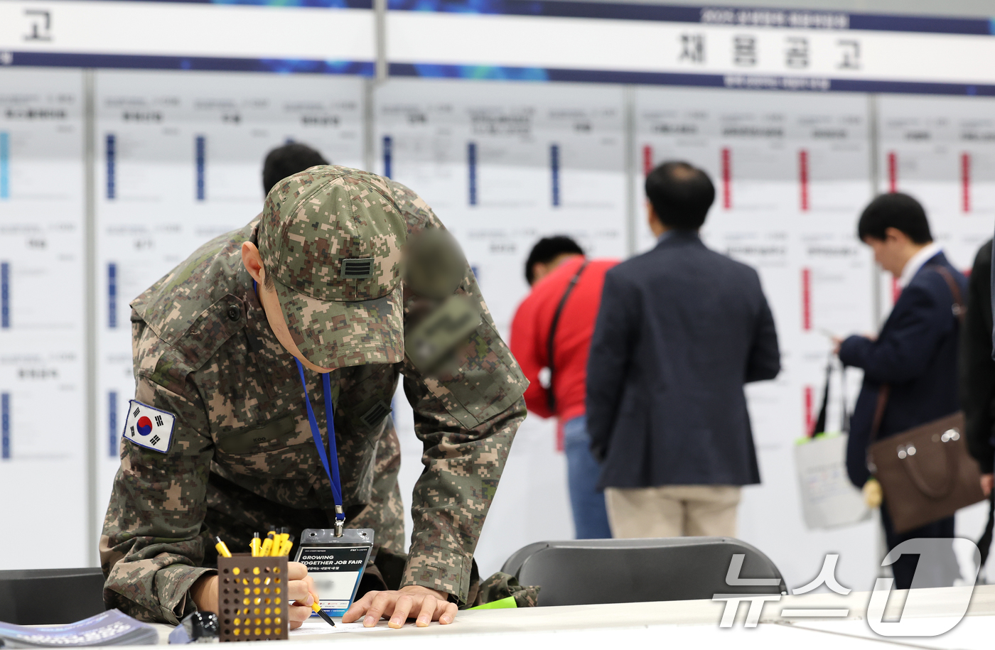 (서울=뉴스1) 이호윤 기자 = 21일 서울 강서구 코엑스 마곡에서 열린 '2025 상생협력 채용박람회'를 찾은 군 장병이 이력서를 작성하고 있다. 이번 박람회는 13개 대기업 그 …