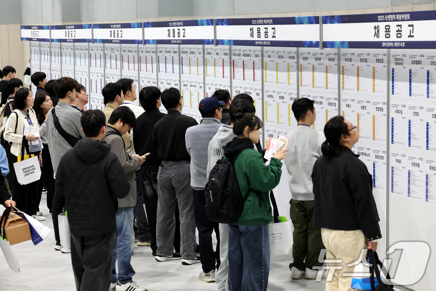 (서울=뉴스1) 이호윤 기자 = 21일 서울 강서구 코엑스 마곡에서 열린 '2025 상생협력 채용박람회'를 찾은 구직자들이 채용공고를 살펴보고 있다. 이번 박람회는 13개 대기업 …