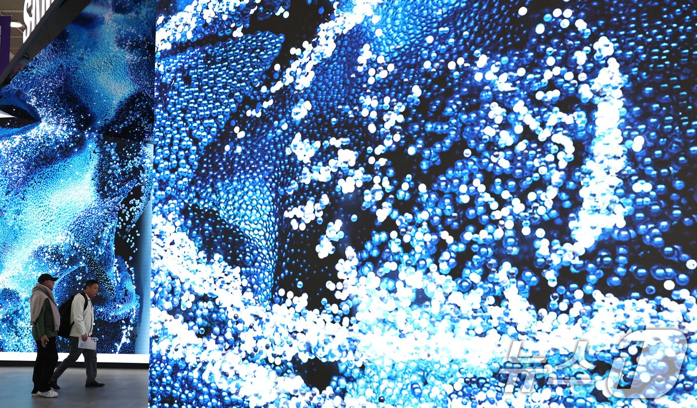 본문 이미지 - 21일 서울 강남구 코엑스에서 열린 &#39;2025 한국전자전&#40;KES&#41;&#39;에서 참관객들이 대형LED스크린을 살펴보고 있다. 2025.10.21/뉴스1 ⓒ News1 구윤성 기자