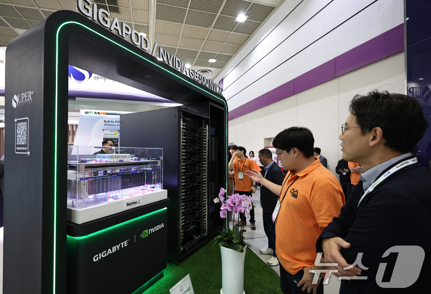 (서울=뉴스1) 구윤성 기자 = 21일 서울 강남구 코엑스에서 열린 '2025 한국전자전(KES)'에서 참관객들이 인공지능(AI) 서버를 살펴보고 있다.한국판 CES로 불리는 한국 …
