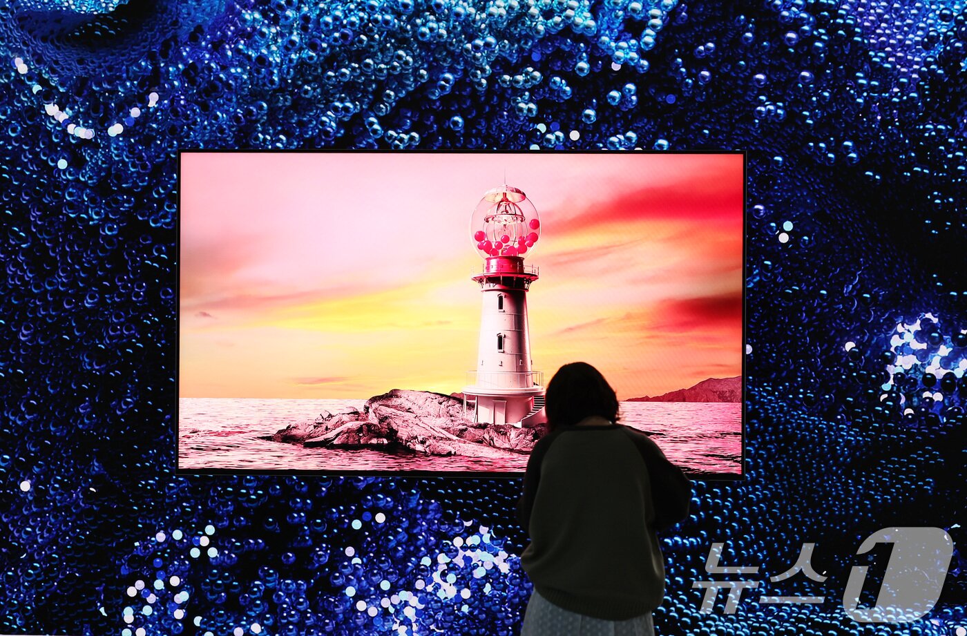 본문 이미지 - 21일 서울 강남구 코엑스에서 열린 &#39;2025 한국전자전&#40;KES&#41;&#39;에서 참관객이 대형LED스크린을 살펴보고 있다.  2025.10.21/뉴스1 ⓒ News1 구윤성 기자