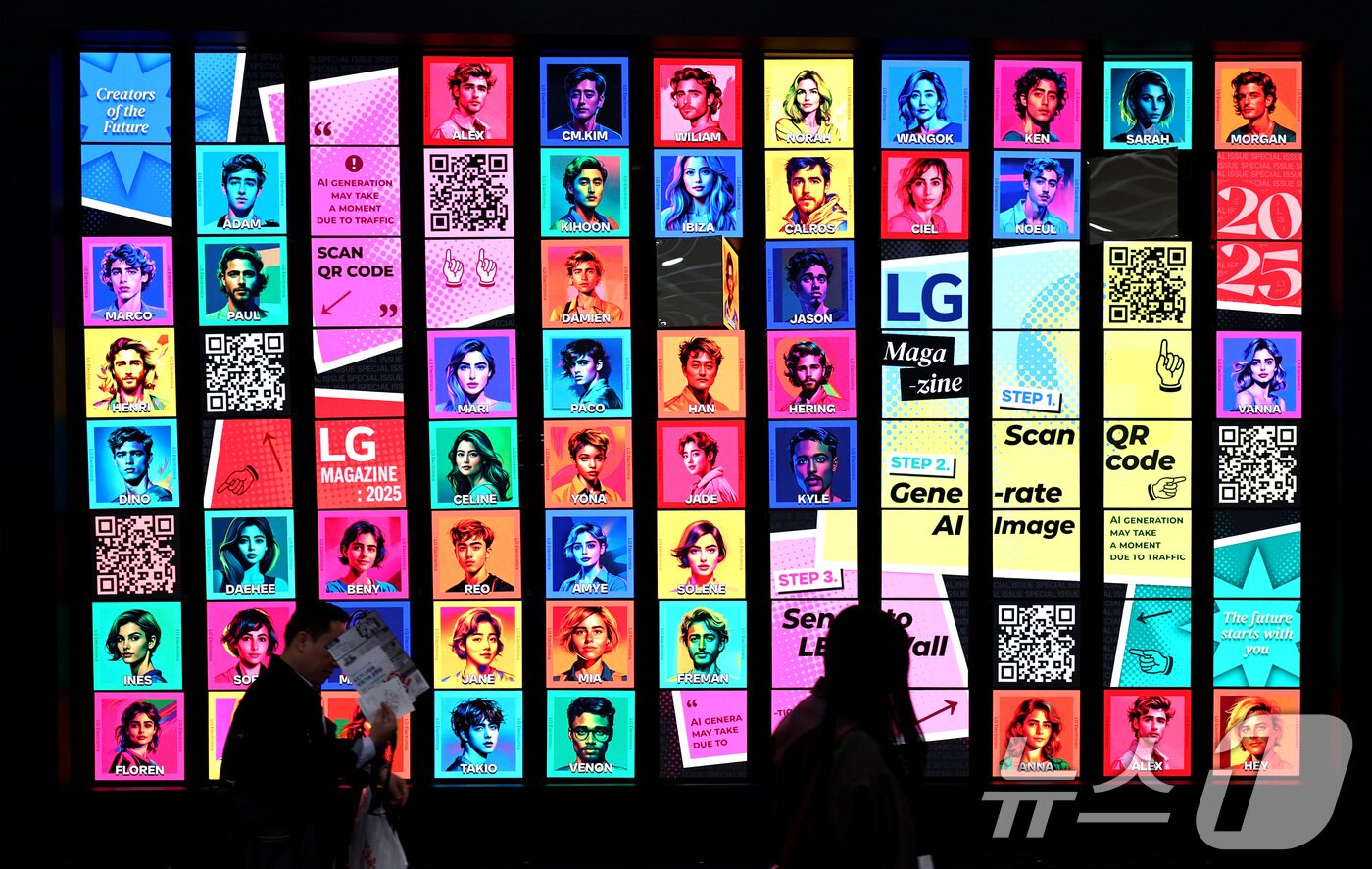 본문 이미지 - 21일 서울 강남구 코엑스에서 열린 &#39;2025 한국전자전&#40;KES&#41;&#39;에 전시된 &#39;키네틱 LED&#39;에서 참관객들의 AI프로필 사진이 나오고 있다.  2025.10.21/뉴스1 ⓒ News1 구윤성 기자