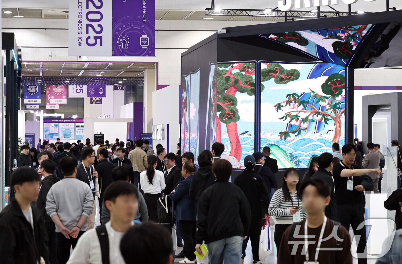 본문 이미지 - 21일 서울 강남구 코엑스에서 열린 &#39;2025 한국전자전&#40;KES&#41;&#39; 전시장이 참관객들로 북적이고 있다. 2025.10.21/뉴스1 ⓒ News1 구윤성 기자