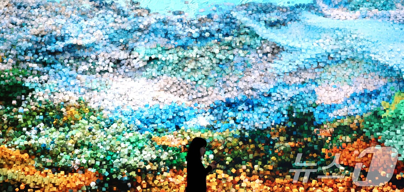 본문 이미지 - 21일 서울 강남구 코엑스에서 열린 &#39;2025 한국전자전&#40;KES&#41;&#39;에서 한 참관객이 대형 LED스크린을 지나고 있다. 2025.10.21/뉴스1 ⓒ News1 구윤성 기자