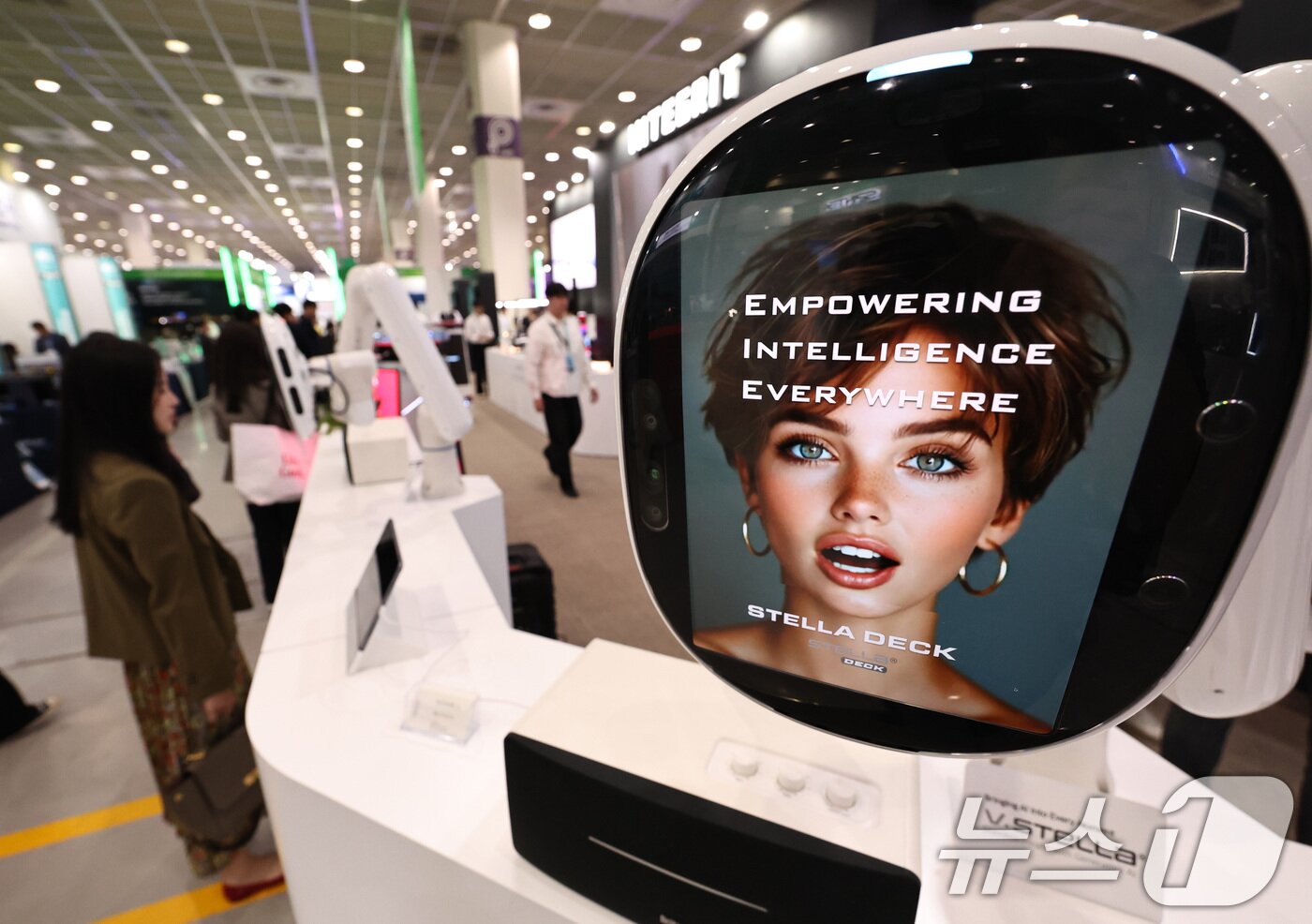 본문 이미지 - 21일 서울 강남구 코엑스에서 열린 '2025 한국전자전(KES)'에서 참관객이 인공지능(AI) 로봇과 대화하고 있다. 한국판 CES로 불리는 한국전자전은 오는 24일까지 역대 최대 규모인 530개 기업(1320개 부스)이 참여해 첨단 제품과 기술을 선보인다. 2025.10.21/뉴스1 ⓒ News1 구윤성 기자