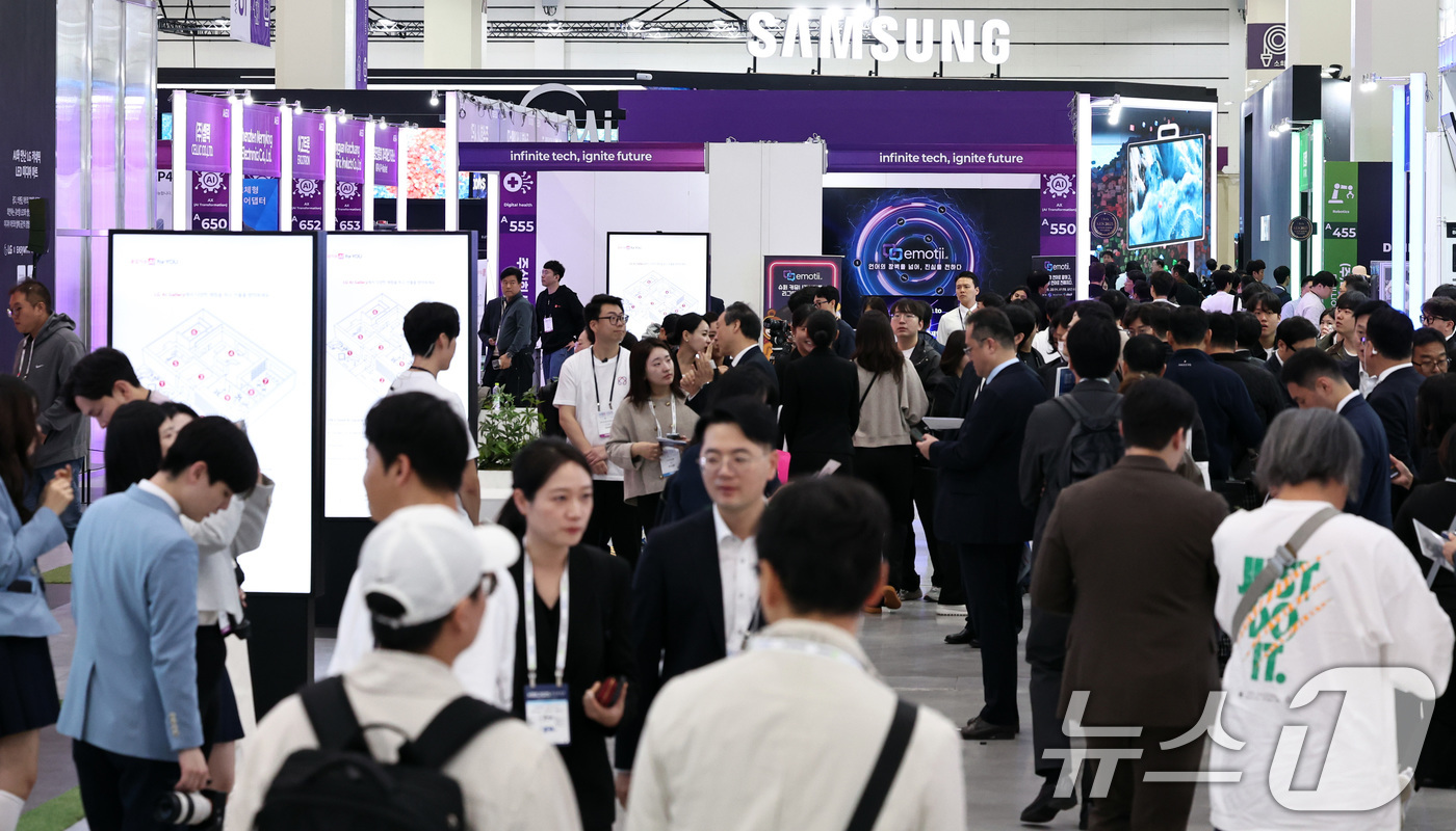(서울=뉴스1) 구윤성 기자 = 21일 서울 강남구 코엑스에서 열린 '2025 한국전자전(KES)' 전시장이 참관객들로 북적이고 있다.한국판 CES로 불리는 한국전자전은 오는 24 …