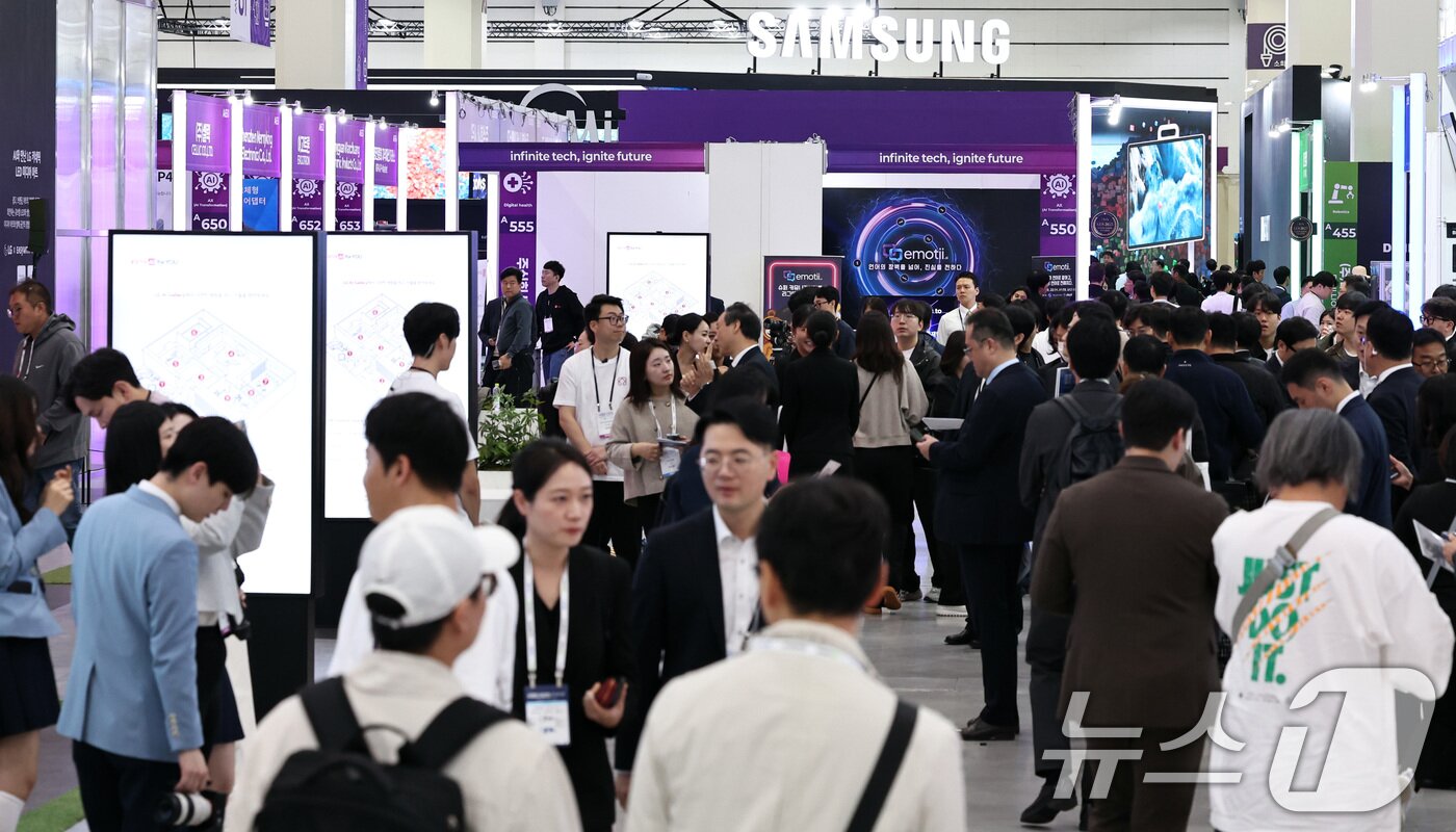 본문 이미지 - 21일 서울 강남구 코엑스에서 열린 &#39;2025 한국전자전&#40;KES&#41;&#39; 전시장이 참관객들로 북적이고 있다. 한국판 CES로 불리는 한국전자전은 오는 24일까지 역대 최대 규모인 530개 기업&#40;1320개 부스&#41;이 참여해 첨단 제품과 기술을 선보인다. 2025.10.21/뉴스1 ⓒ News1 구윤성 기자
