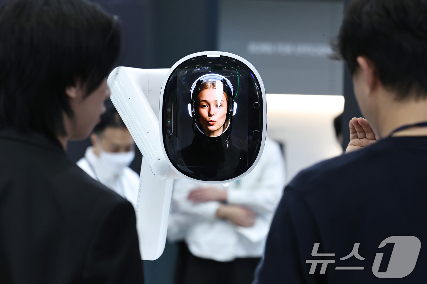 (서울=뉴스1) 구윤성 기자 = 21일 서울 강남구 코엑스에서 열린 '2025 한국전자전(KES)'에서 참관객들이 인공지능(AI) 로봇과 대화하고 있다.한국판 CES로 불리는 한국 …