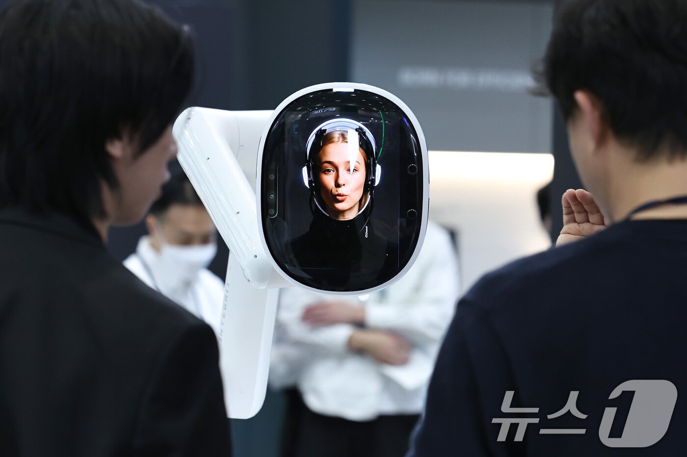 본문 이미지 - 21일 서울 강남구 코엑스에서 열린 &#39;2025 한국전자전&#40;KES&#41;&#39;에서 참관객들이 인공지능&#40;AI&#41; 로봇과 대화하고 있다. 2025.10.21/뉴스1 ⓒ News1 구윤성 기자