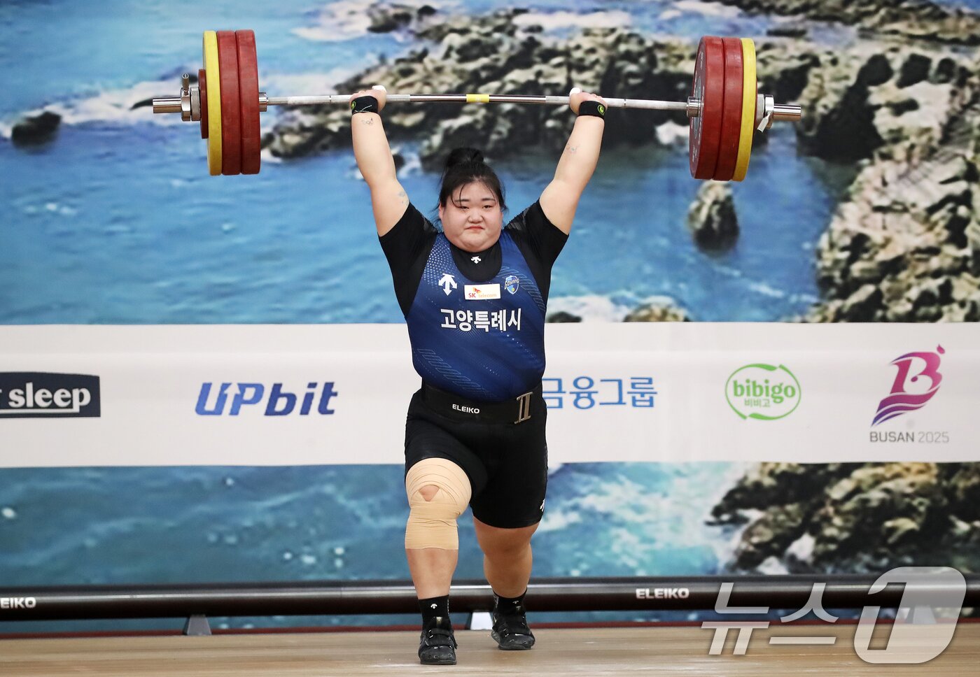 본문 이미지 - 박혜정&#40;고양시청&#41;이 21일 부산 남구국민체육센터2관에서 열린 제106회 전국체육대회 역도 여자 일반부 87㎏ 이상급 경기에서 용상 155㎏ 3차시기에 도전하고 있다. 2025.10.21/뉴스1 ⓒ News1 윤일지 기자