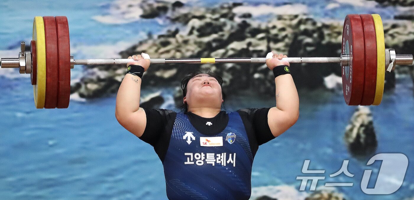 본문 이미지 - 박혜정&#40;고양시청&#41;이 21일 부산 남구국민체육센터2관에서 열린 제106회 전국체육대회 역도 여자 일반부 87㎏ 이상급 경기에서 용상 155㎏ 3차시기에 도전하고 있다. 2025.10.21/뉴스1 ⓒ News1 윤일지 기자