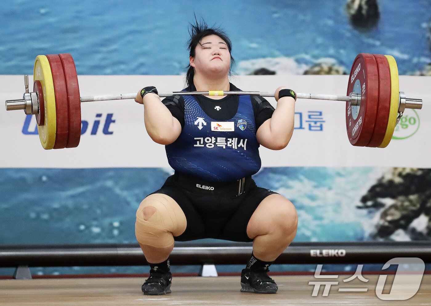 본문 이미지 - 박혜정&#40;고양시청&#41;이 21일 부산 남구국민체육센터2관에서 열린 제106회 전국체육대회 역도 여자 일반부 87㎏ 이상급 경기에서 용상 155㎏ 3차시기에 도전하고 있다. 2025.10.21/뉴스1 ⓒ News1 윤일지 기자