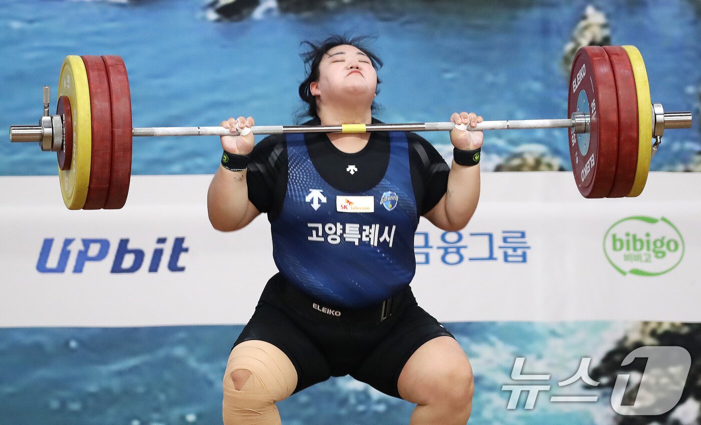 본문 이미지 - 박혜정&#40;고양시청&#41;이 21일 부산 남구국민체육센터2관에서 열린 제106회 전국체육대회 역도 여자 일반부 87㎏ 이상급 경기에서 용상 155㎏ 3차시기에 도전하고 있다. 2025.10.21/뉴스1 ⓒ News1 윤일지 기자