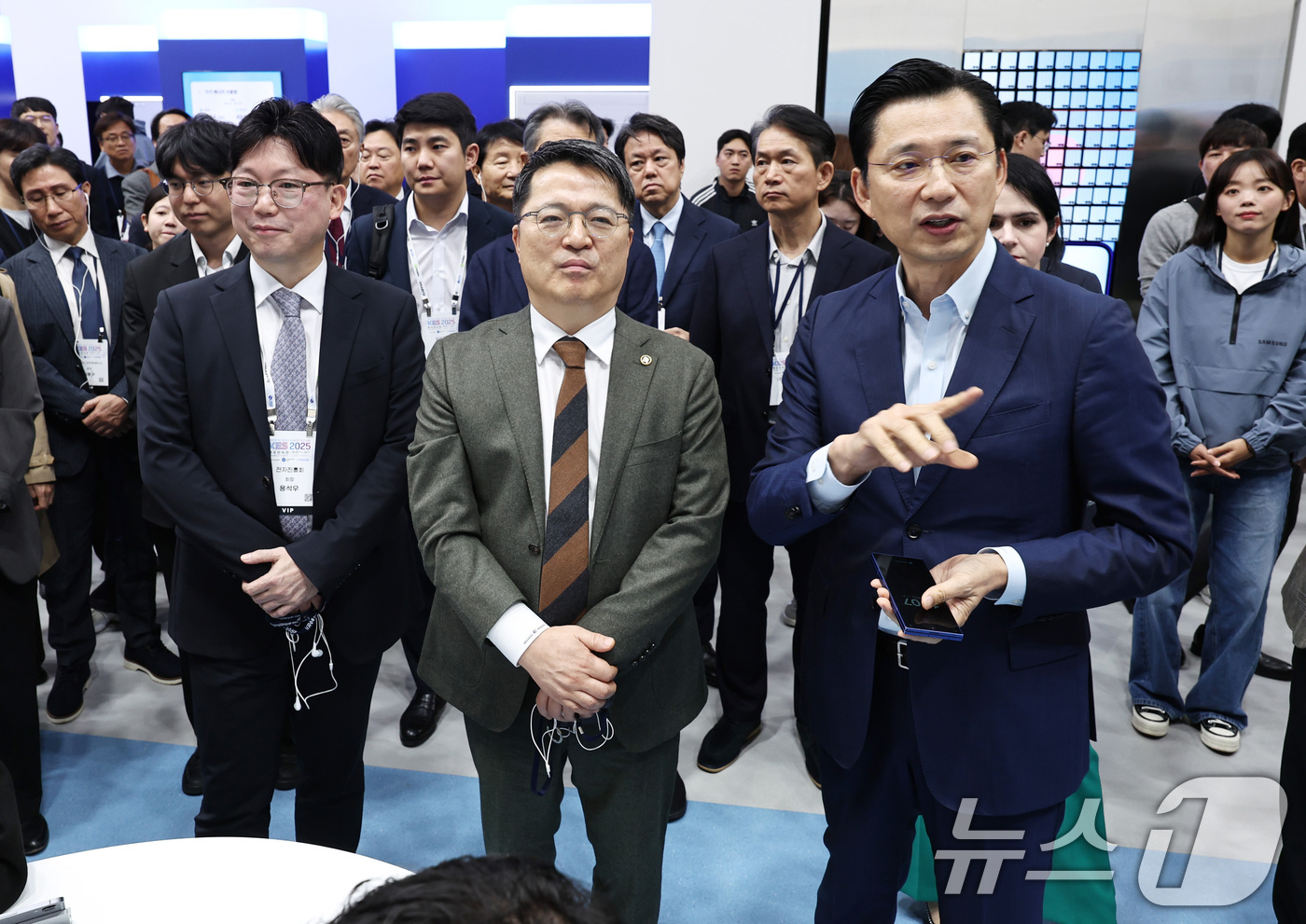 (서울=뉴스1) 구윤성 기자 = 문신학 산업통상부 1차관(가운데)이 21일 오전 서울 강남구 코엑스에서 열린  '2025 한국전자전(KES)'에서 삼성전자 부스를 둘러보고 있다. …