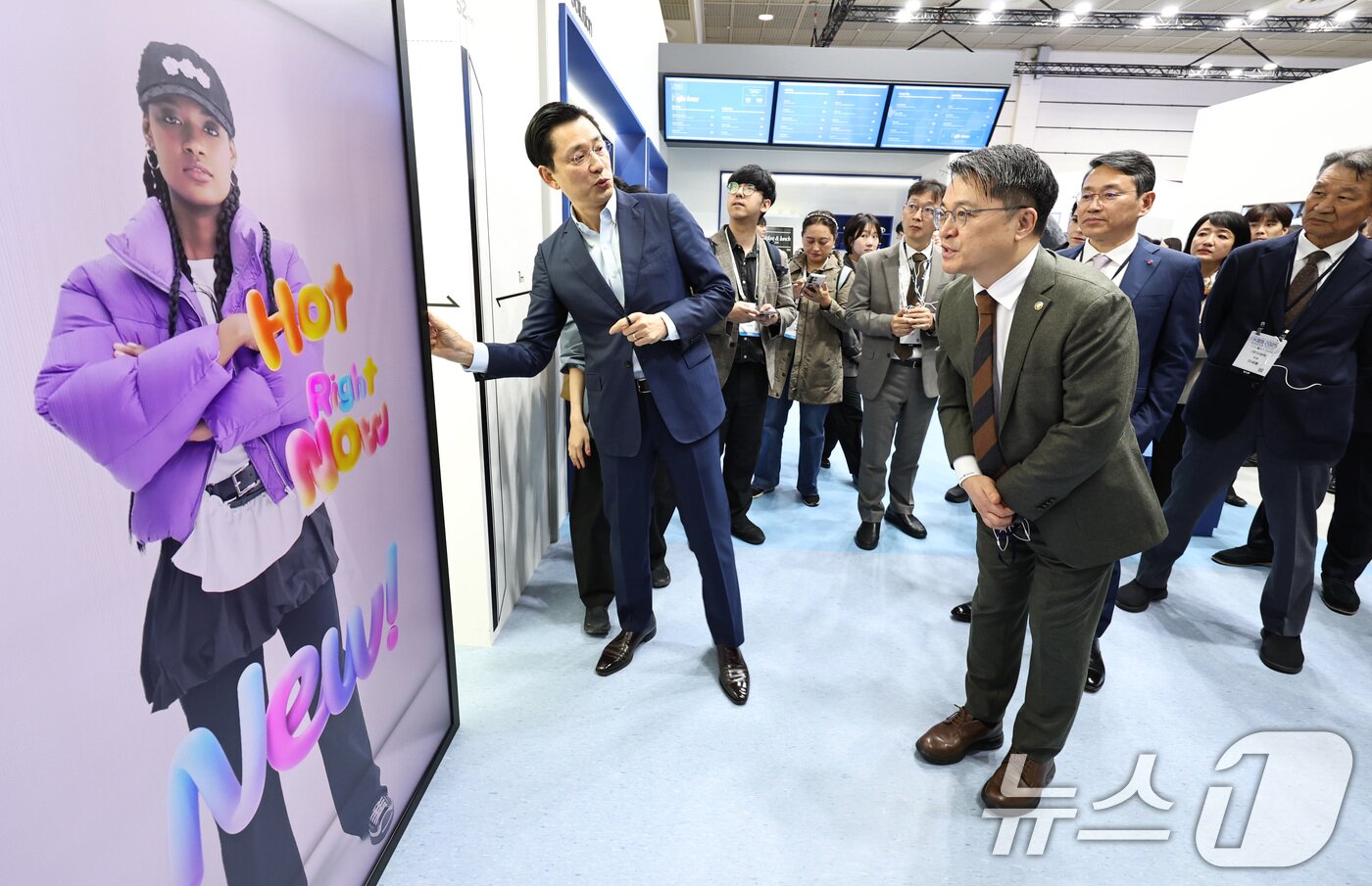본문 이미지 - 문신학 산업통상부 1차관이 21일 오전 서울 강남구 코엑스에서 열린 &#39;2025 한국전자전&#40;KES&#41;&#39;에서 부스를 둘러보며 임성택 삼성전자 한국총괄 부사장에게 설명을 듣고 있다. 2025.10.21/뉴스1 ⓒ News1 구윤성 기자