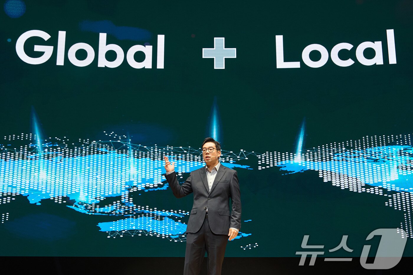 본문 이미지 - 제임스 장&#40;장승환&#41; 지마켓 대표가 21일 서울 강남구 코엑스에서 열린 지마켓 미디어데이에서 &#39;글로벌-로컬 마켓&#39;에 대한 비전 발표를 하고 있다. &#40;G마켓 제공. 재판매 및 DB 금지&#41; 2025.10.21/뉴스1