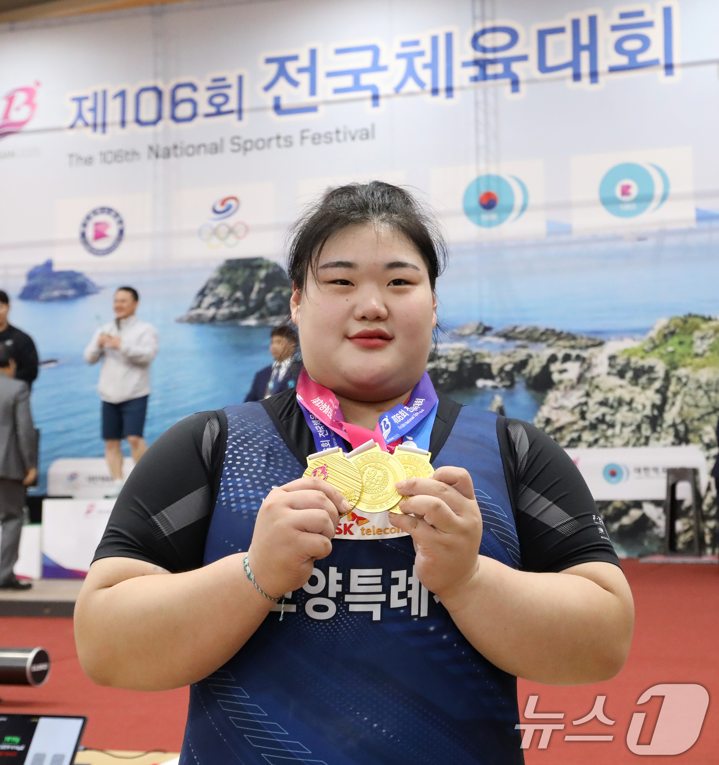 (부산=뉴스1) 윤일지 기자 = 박혜정(고양시청)이 21일 부산 남구국민체육센터2관에서 열린 제106회 전국체육대회 역도 여자 일반부 87㎏ 이상급 시상식에서 금메달을 목에 걸고 …