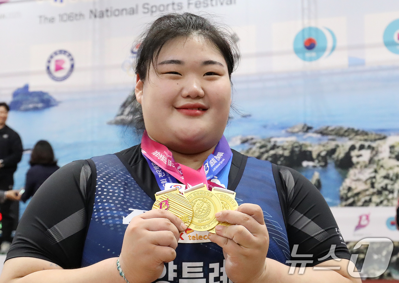 (부산=뉴스1) 윤일지 기자 = 박혜정(고양시청)이 21일 부산 남구국민체육센터2관에서 열린 제106회 전국체육대회 역도 여자 일반부 87㎏ 이상급 시상식에서 금메달을 목에 걸고 …