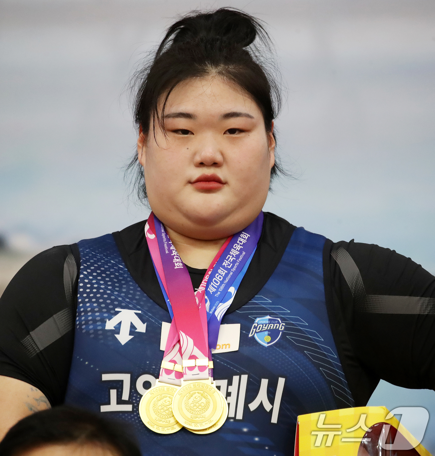 (부산=뉴스1) 윤일지 기자 = 박혜정(고양시청)이 21일 부산 남구국민체육센터2관에서 열린 제106회 전국체육대회 역도 여자 일반부 87㎏ 이상급 시상식에서 금메달을 목에 걸고 …