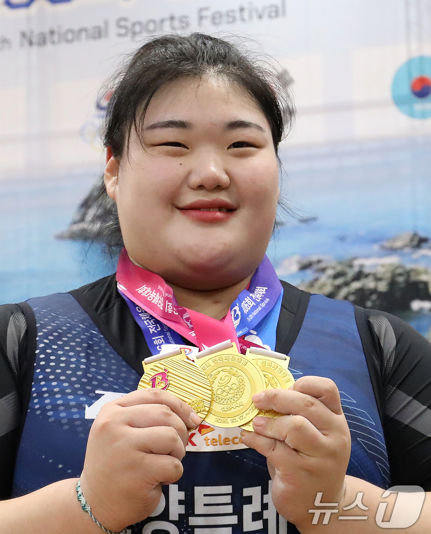 (부산=뉴스1) 윤일지 기자 = 박혜정(고양시청)이 21일 부산 남구국민체육센터2관에서 열린 제106회 전국체육대회 역도 여자 일반부 87㎏ 이상급 시상식에서 금메달을 목에 걸고 …