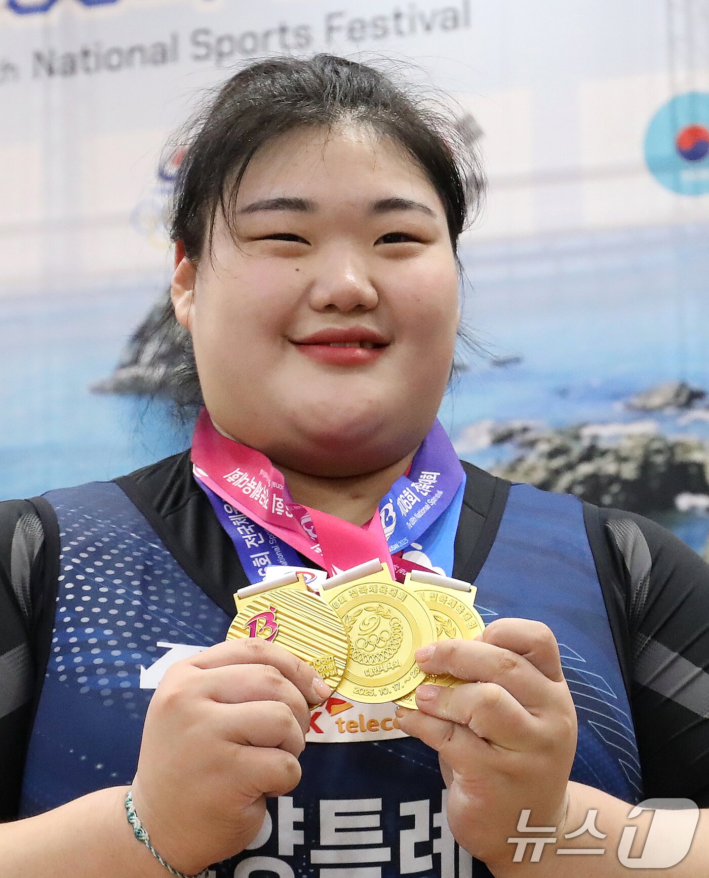 본문 이미지 - 박혜정&#40;고양시청&#41;이 21일 부산 남구국민체육센터2관에서 열린 제106회 전국체육대회 역도 여자 일반부 87㎏ 이상급 시상식에서 금메달을 목에 걸고 포즈를 취하고 있다. 박혜정은 이날 여자 일반부 87㎏ 이상급 경기에서 인상 123㎏, 용상 155㎏, 합계 278㎏을 들고 3개 부문 모두 1위를 차지했다. 2025.10.21/뉴스1 ⓒ News1 윤일지 기자