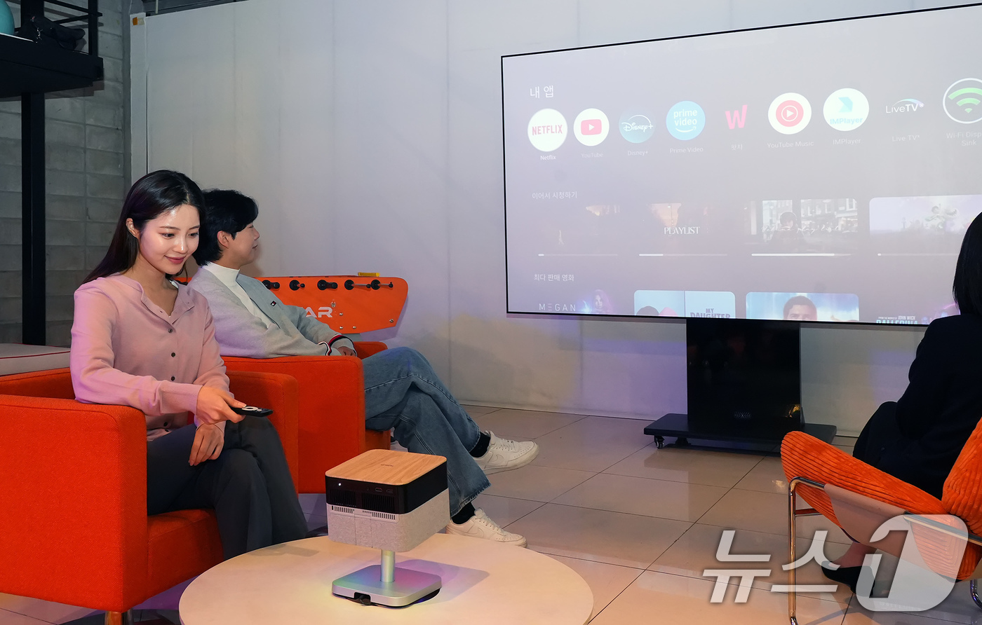 (서울=뉴스1) = 21일 한국엡손이 서울 강남구 JBK 컨벤션홀에서 신제품 발표회를 열고 Lifestudio 브랜드와 업계 최초 트리플 코어 엔진을 탑재한 미니 프로젝터 ‘EF …