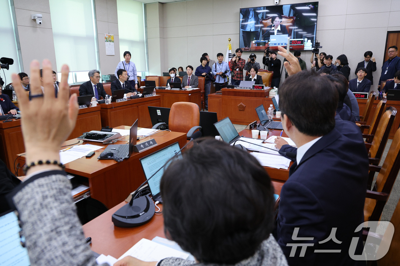 (서울=뉴스1) 신웅수 기자 = 21일 서울 여의도 국회에서 열린 법제사법위원회 대전고법 등에 대한 국정감사에서 오창훈 제주지법 부장판사 등에 대한 동행명령장 발부에 대한 거수 투 …