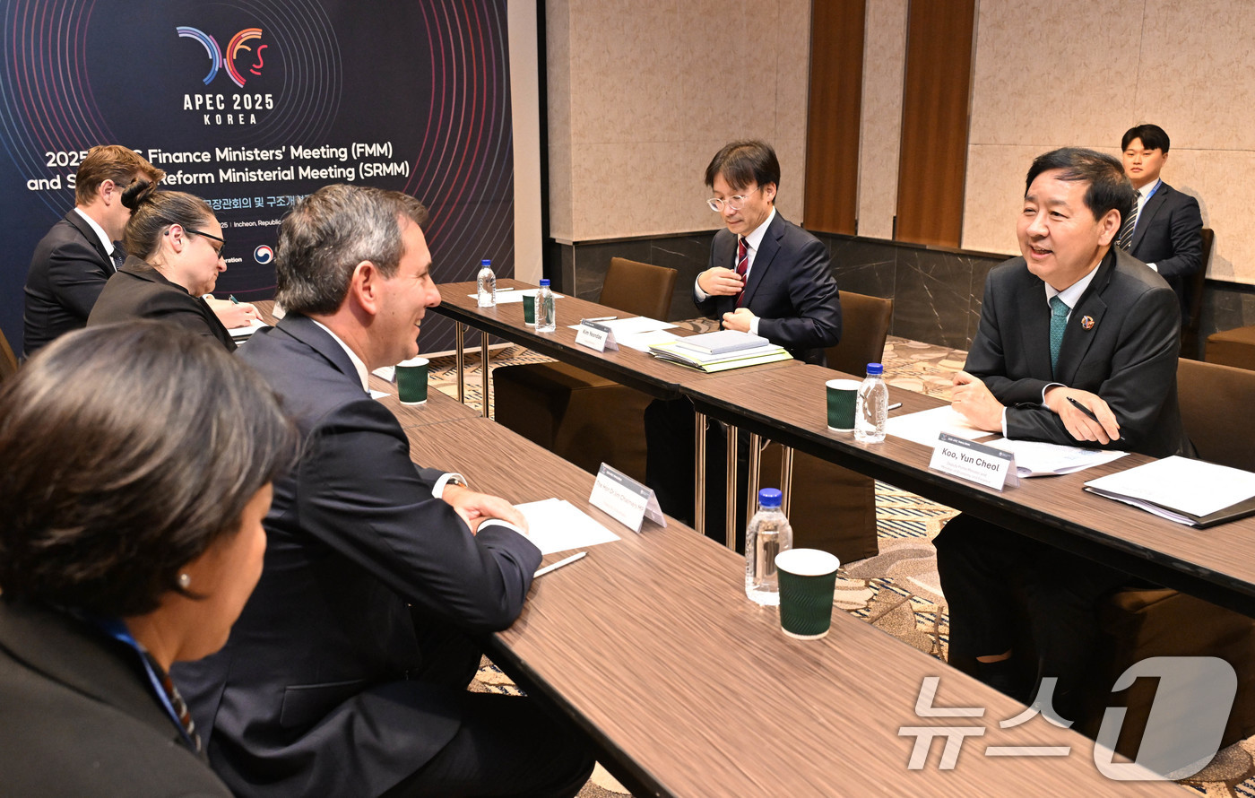 (서울=뉴스1) = 구윤철 경제부총리 겸 기획재정부 장관이 21일 인천 인스파이어 리조트에서 아시아-태평양경제협력체(APEC) 재무장관회의 참석차 방한한 짐 차머스 호주 재무장관과 …