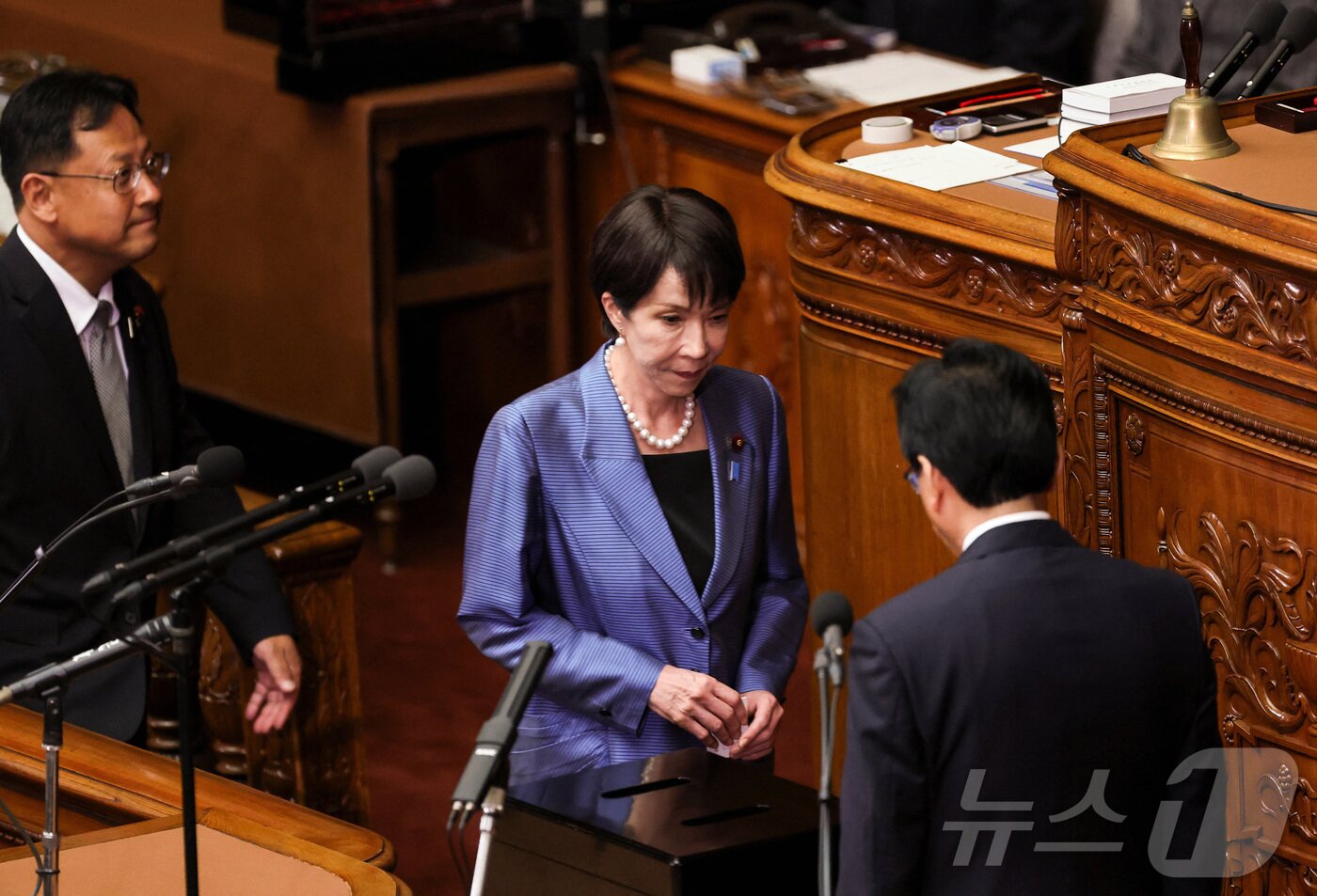 본문 이미지 - 다카이치 사나에 자민당 총재가 21일 임시국회에서 열린 총리 지명 선거에서 투표하고 있다. ⓒ 로이터=뉴스1 ⓒ News1 강민경 기자