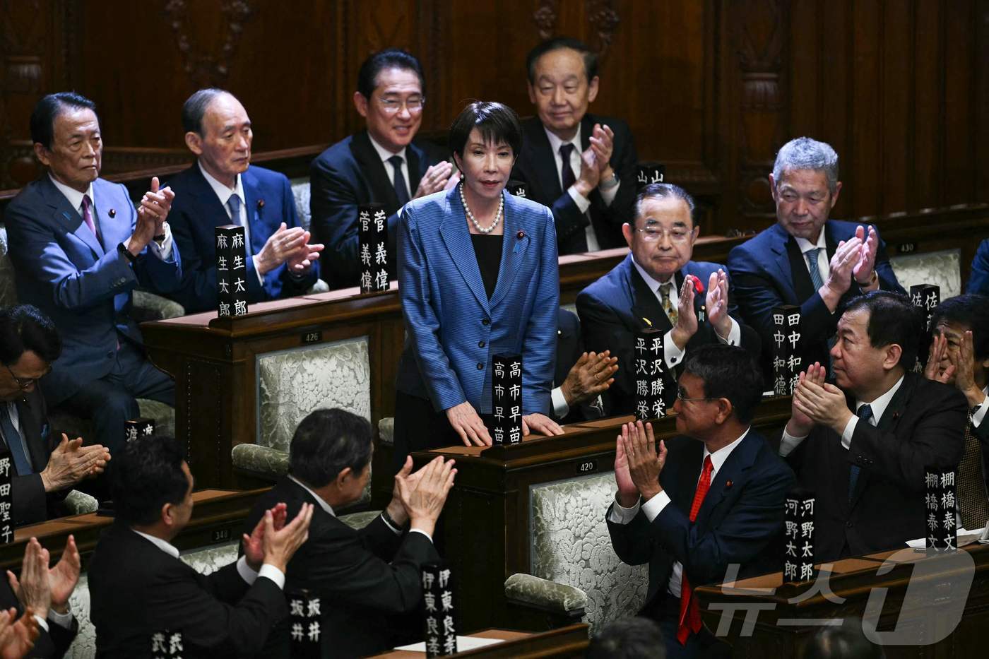 (도쿄 AFP=뉴스1) 최종일 선임기자 = 일본 집권 여당 자민당의 다카이치 사나에 총재가 21일 임시 국회에서 진행된 중의원 1차 총리 지명 투표에서 과반 득표로 총리로 지명되자 …