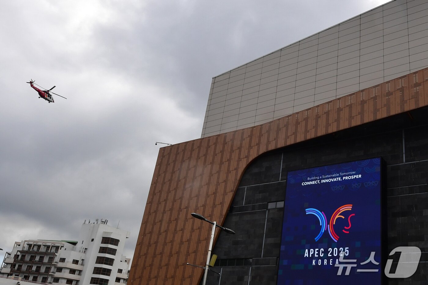 본문 이미지 - 소방청 소속 헬기가 20일 오후 APEC 정상회의장 주변에 설치된 착륙장으로 이동하고 있다.2025.10.21/뉴스1 최창호 기자  