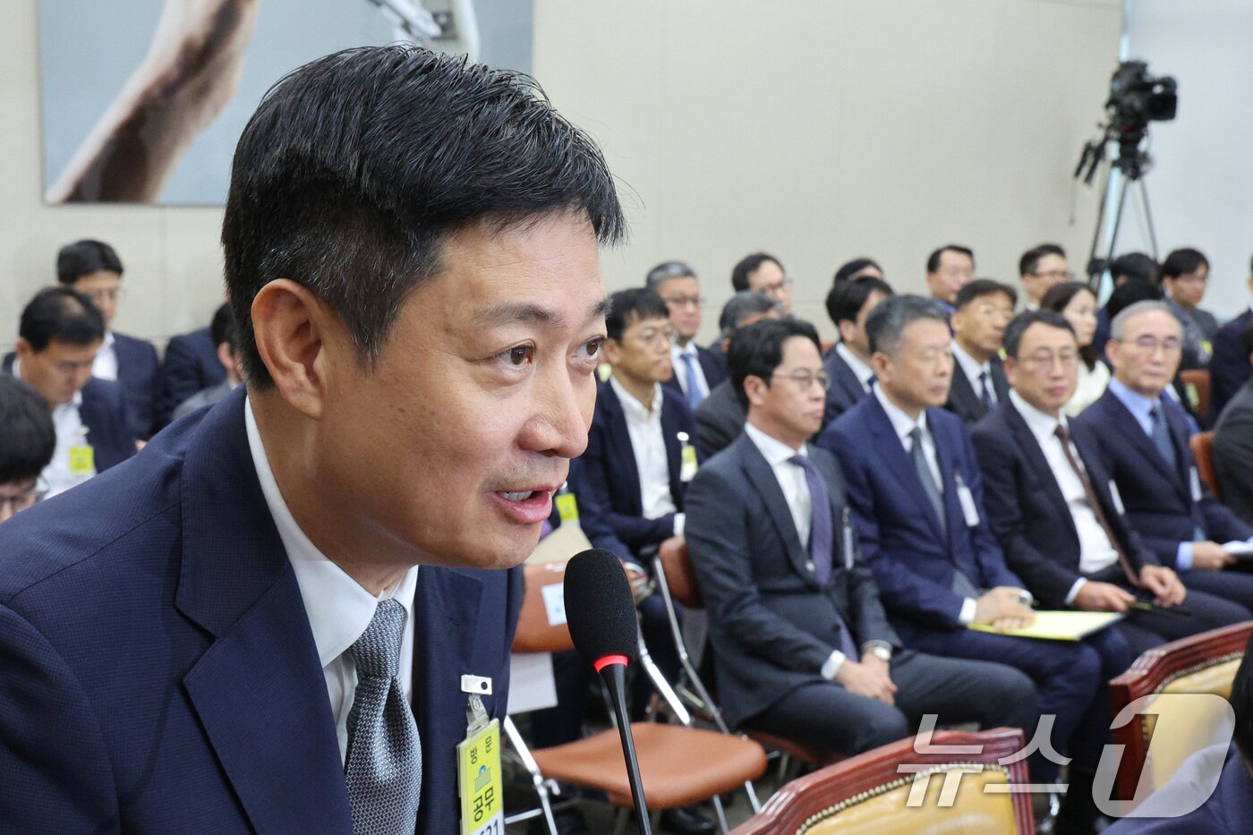 본문 이미지 - 홍범식 LGU+ 대표가 21일 서울 여의도 국회 과학기술정보방송통신위원회에서 열린 정보통신산업진흥원 등에 대한 국정감사에서 의원 질의에 답변하고 있다. 왼쪽부터 홍 대표, 조좌진 롯데카드 대표, 김광일 MBK 대표이사, 유영상 SKT 대표, 김영섭 KT 대표. 2025.10.21/뉴스1 ⓒ News1 신웅수 기자