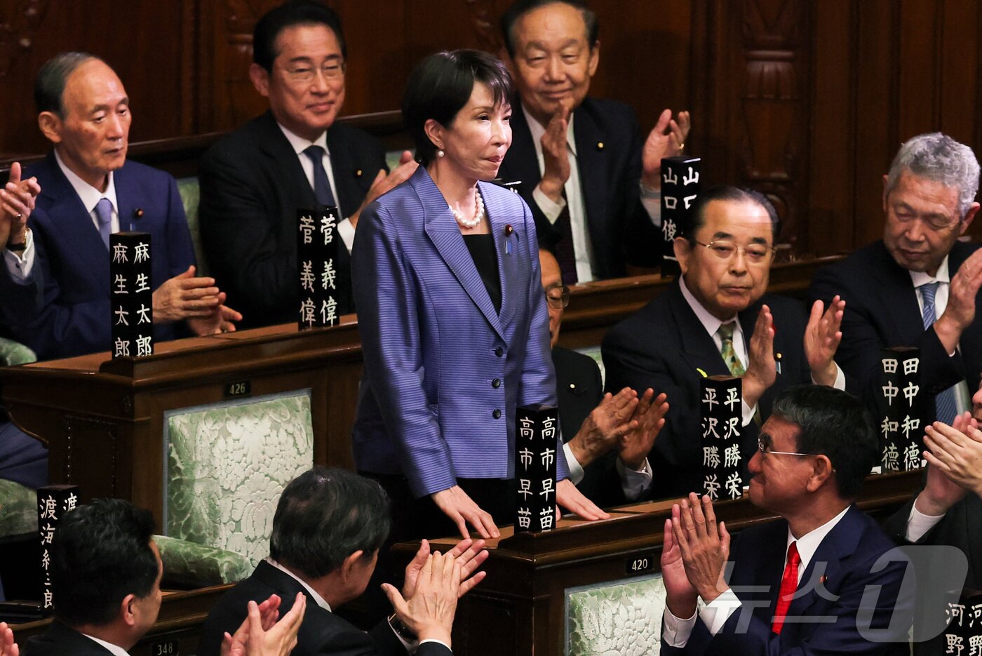 본문 이미지 - 일본 집권 여당 자민당의 다카이치 사나에 총재가 21일 중의원 임시국회 1차 총리 지명 투표에서 과반 득표로 총리로 지명되자 자리에서 일어나 인사하고 있다. 2025.10.21 ⓒ 로이터=뉴스1 ⓒ News1 최종일 선임기자