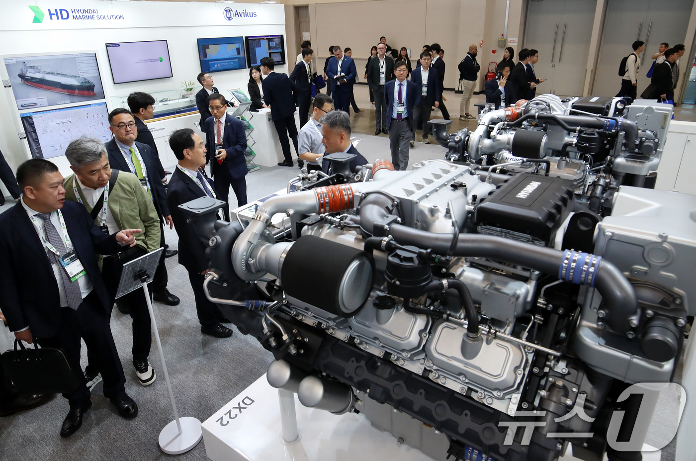 (부산=뉴스1) 윤일지 기자 = 21일 부산 해운대구 벡스코 제1전시장에서 열린 '2025 국제조선 및 해양산업전'에서 관람객들이 HD현대인프라코어 부스를 찾아 DX15, DX22 …