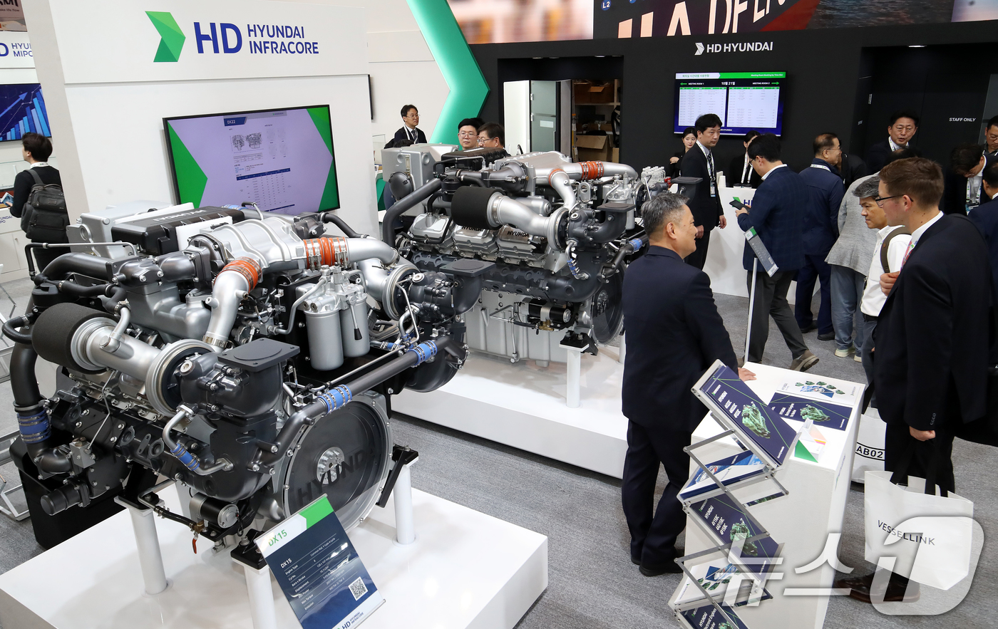 (부산=뉴스1) 윤일지 기자 = 21일 부산 해운대구 벡스코 제1전시장에서 열린 '2025 국제조선 및 해양산업전'에서 관람객들이 HD현대인프라코어 부스를 찾아 DX15, DX22 …