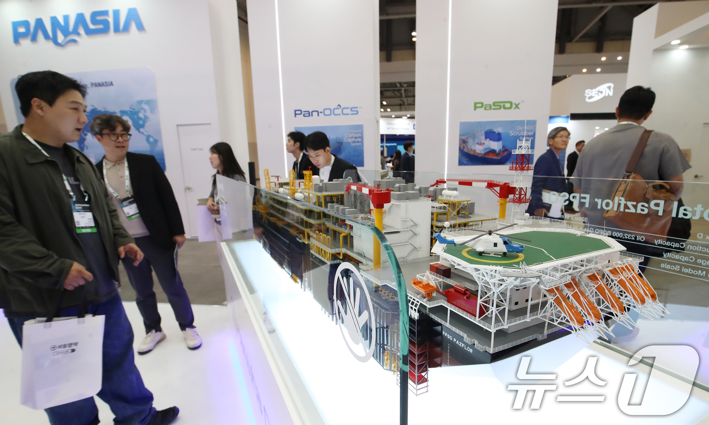 (부산=뉴스1) 윤일지 기자 = 21일 부산 해운대구 벡스코 제1전시장에서 열린 '2025 국제조선 및 해양산업전'에서 관람객들이 한화오션 부스를 찾아 다양한 선박의 모형을 살펴보 …