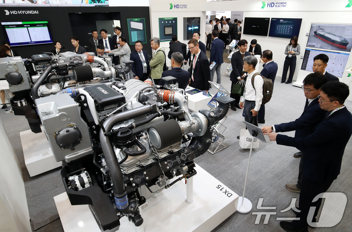 (부산=뉴스1) 윤일지 기자 = 21일 부산 해운대구 벡스코 제1전시장에서 열린 '2025 국제조선 및 해양산업전'에서 관람객들이 HD현대인프라코어 부스를 찾아 DX15, DX22 …