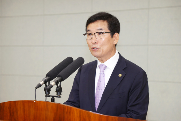 '골프 접대 의혹' 윤건영 충북교육감 참고인 조사…경찰 출석