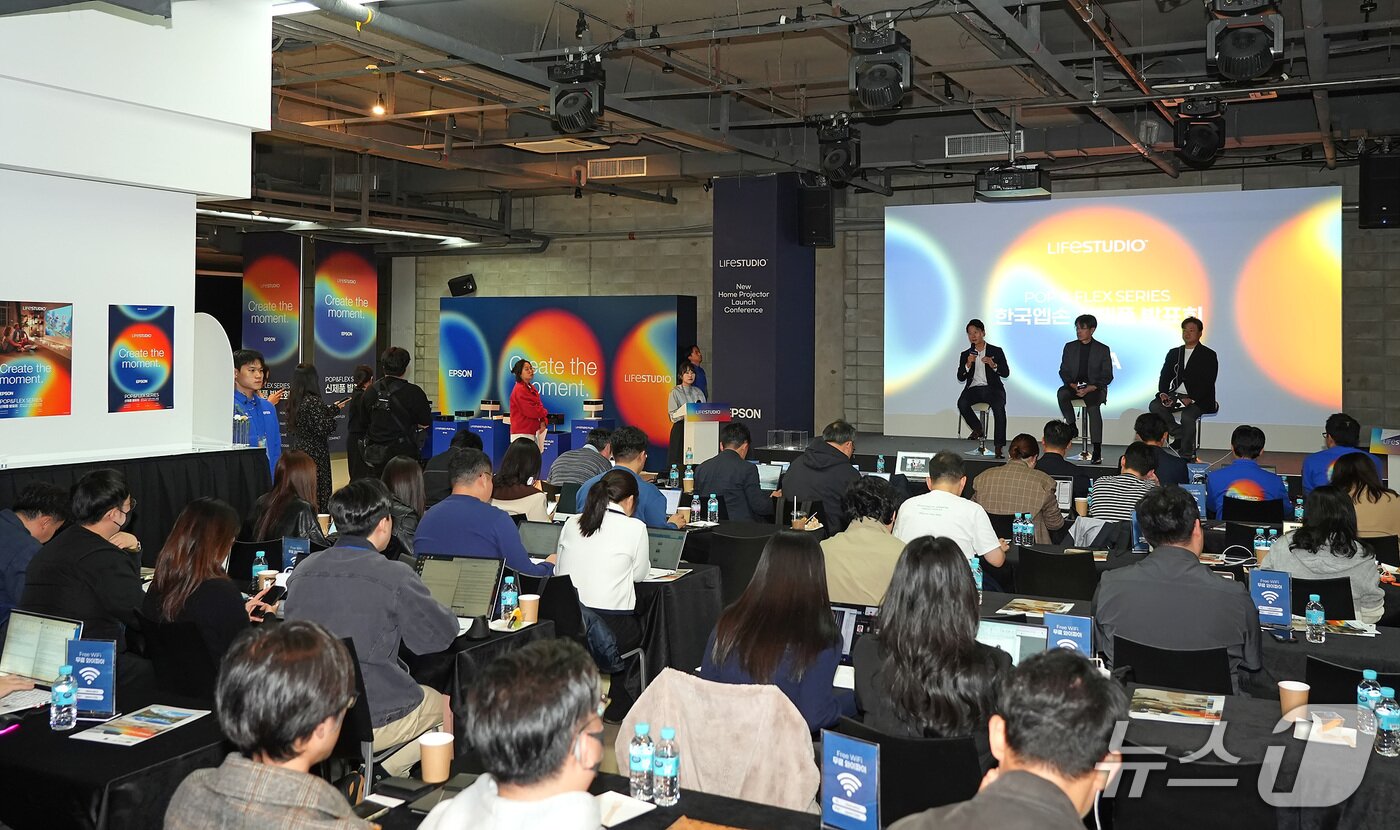 본문 이미지 - 타카소 토모오 세이코엡손 비주얼 프로덕트 COO(가운데), 모로후시 준 한국엡손 대표(오른쪽), 김대연 한국엡손 비주얼 프로덕트 사업부 상무가 서울 강남구 JBK컨벤션홀에서 열린 신제품 발표회에서 질문에 답변하고 있다. 2025.10.21 뉴스1 (한국엡손 제공)