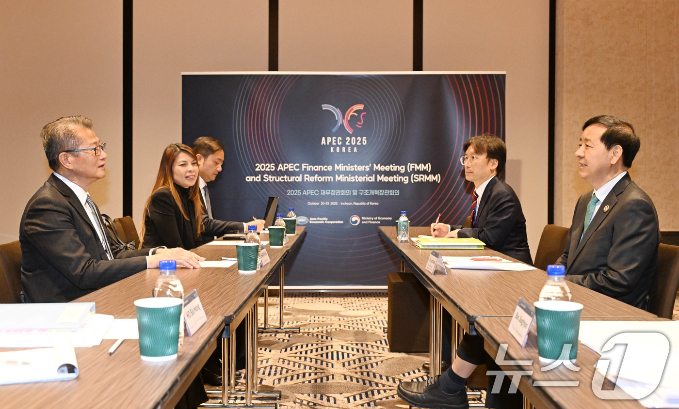 (서울=뉴스1) = 구윤철 경제부총리 겸 기획재정부 장관이 21일 인천 인스파이어 리조트에서 아시아-태평양경제협력체(APEC) 재무장관회의 참석차 방한한 폴 찬 홍콩 재정사장과 면 …